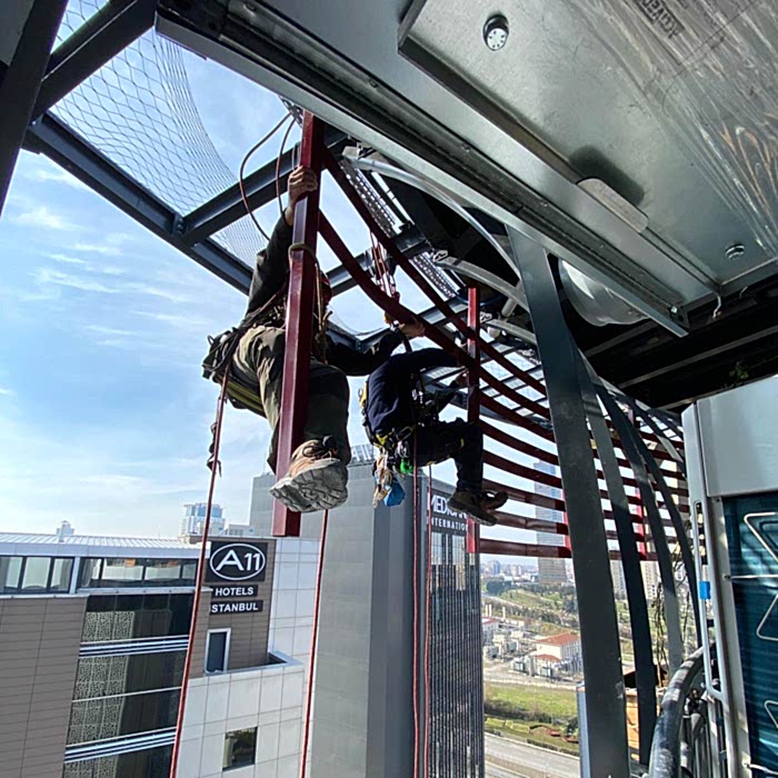  Dış cephe cam temizliği, İç mekan cephe temizliği, Çelik konstrüksiyon temizliği, Çimento baca temizliği, enerji sektörü  cüruf ve baca temizliği, Yakıt tankı temizliği, LED montajı, Tabela asma ve söküm, Bayrak asma, AVM iç ve dış süsleme, İç mekan avize asma, Kule vinç projektör montaj, Dış cephe sıva ve boya, Dış cephe silikon, Yalıtım ve montolama, Cam montaj, Kompozıt tamir ve montaj, Kanat temizliği, kanat toz temizliği, kanat kimyasal temizlik, kanatkuş atıkları temizliği, Kanat tamiri, Kaset sistem, düşme ve durma özelliklerine sahip ağ kurulumu,  Konveksiyonel sistem, Dikey kapama ağı, Balkon kapama ağı, Şaft ve asansör boşluk kapama, Havuz kapama, Tahribatsız muayene, Kaynak ve taşlama, köprülerde ve viyadüklerde bakım onarım ve hasar tespit çalışmaları, Petrol ve platform sahalarında torklama, Gemi ve çelik yapılarda pas döküm, taşlama ve boyama işlemleri, Yamaç örtüleme sistemleri (düşme tehlikesi olan taş ve kaya parçalarının çevresinde bulunan yaşam veya üretim faaliyetleri yürüten yapılara zarar vermemesi için kullanılan önlemler), Tehlikeli konumda bulunan kayalıkların kontrollü şekilde patlatılması, ekolojik patlatma, Şev stabilizasyonu, endüstriyel dağcılık, iple erişim, endütriyel temizlik
