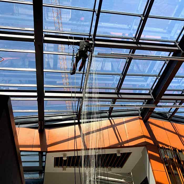  Dış cephe cam temizliği, İç mekan cephe temizliği, Çelik konstrüksiyon temizliği, Çimento baca temizliği, enerji sektörü  cüruf ve baca temizliği, Yakıt tankı temizliği, LED montajı, Tabela asma ve söküm, Bayrak asma, AVM iç ve dış süsleme, İç mekan avize asma, Kule vinç projektör montaj, Dış cephe sıva ve boya, Dış cephe silikon, Yalıtım ve montolama, Cam montaj, Kompozıt tamir ve montaj, Kanat temizliği, kanat toz temizliği, kanat kimyasal temizlik, kanatkuş atıkları temizliği, Kanat tamiri, Kaset sistem, düşme ve durma özelliklerine sahip ağ kurulumu,  Konveksiyonel sistem, Dikey kapama ağı, Balkon kapama ağı, Şaft ve asansör boşluk kapama, Havuz kapama, Tahribatsız muayene, Kaynak ve taşlama, köprülerde ve viyadüklerde bakım onarım ve hasar tespit çalışmaları, Petrol ve platform sahalarında torklama, Gemi ve çelik yapılarda pas döküm, taşlama ve boyama işlemleri, Yamaç örtüleme sistemleri (düşme tehlikesi olan taş ve kaya parçalarının çevresinde bulunan yaşam veya üretim faaliyetleri yürüten yapılara zarar vermemesi için kullanılan önlemler), Tehlikeli konumda bulunan kayalıkların kontrollü şekilde patlatılması, ekolojik patlatma, Şev stabilizasyonu, endüstriyel dağcılık, iple erişim, endütriyel temizlik