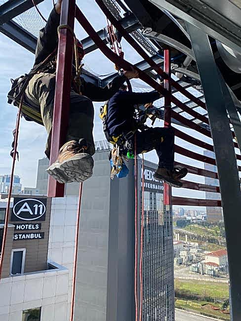  Dış cephe cam temizliği, İç mekan cephe temizliği, Çelik konstrüksiyon temizliği, Çimento baca temizliği, enerji sektörü  cüruf ve baca temizliği, Yakıt tankı temizliği, LED montajı, Tabela asma ve söküm, Bayrak asma, AVM iç ve dış süsleme, İç mekan avize asma, Kule vinç projektör montaj, Dış cephe sıva ve boya, Dış cephe silikon, Yalıtım ve montolama, Cam montaj, Kompozıt tamir ve montaj, Kanat temizliği, kanat toz temizliği, kanat kimyasal temizlik, kanatkuş atıkları temizliği, Kanat tamiri, Kaset sistem, düşme ve durma özelliklerine sahip ağ kurulumu,  Konveksiyonel sistem, Dikey kapama ağı, Balkon kapama ağı, Şaft ve asansör boşluk kapama, Havuz kapama, Tahribatsız muayene, Kaynak ve taşlama, köprülerde ve viyadüklerde bakım onarım ve hasar tespit çalışmaları, Petrol ve platform sahalarında torklama, Gemi ve çelik yapılarda pas döküm, taşlama ve boyama işlemleri, Yamaç örtüleme sistemleri (düşme tehlikesi olan taş ve kaya parçalarının çevresinde bulunan yaşam veya üretim faaliyetleri yürüten yapılara zarar vermemesi için kullanılan önlemler), Tehlikeli konumda bulunan kayalıkların kontrollü şekilde patlatılması, ekolojik patlatma, Şev stabilizasyonu, endüstriyel dağcılık, iple erişim, endütriyel temizlik